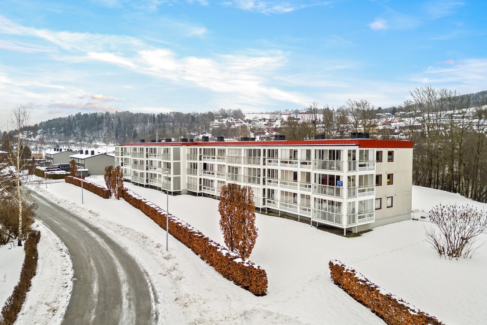 Biloppstillingsplasser og gjesteparkering på borettslagets tomt. Lademulighet for el-bil på borettslagets tomt. Galleribilde