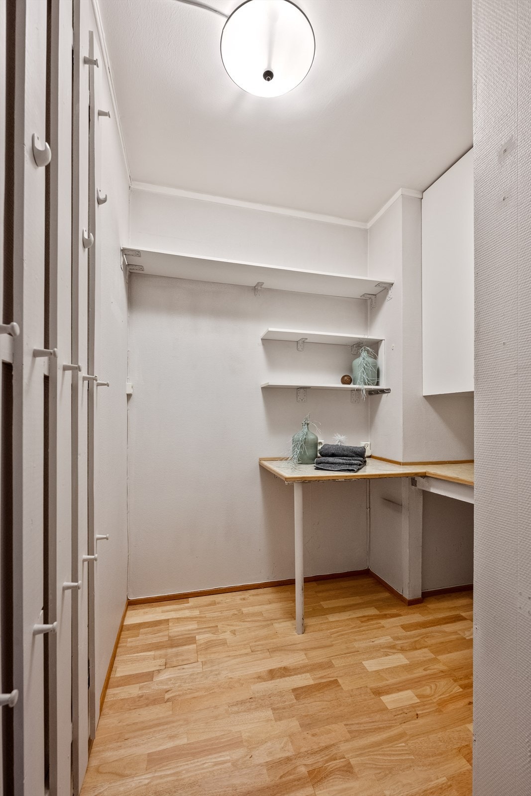 Praktisk bod med hyller og skap til lagring med adkomst fra entré Galleribilde