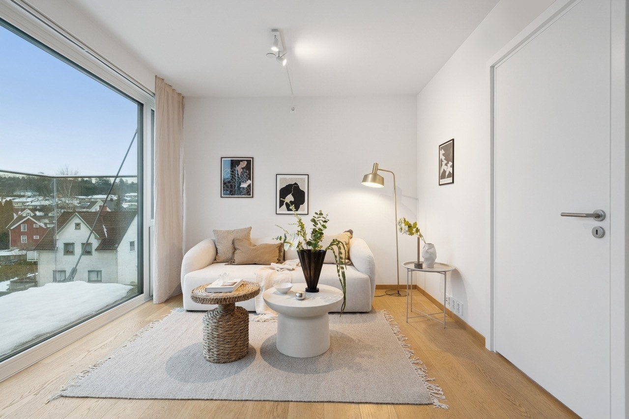 Dette er en moderne og svært tiltalende hjørne- og endeleilighet i 4. etasje, beliggende i et rolig og sentralt område på Kaldnes. Galleribilde