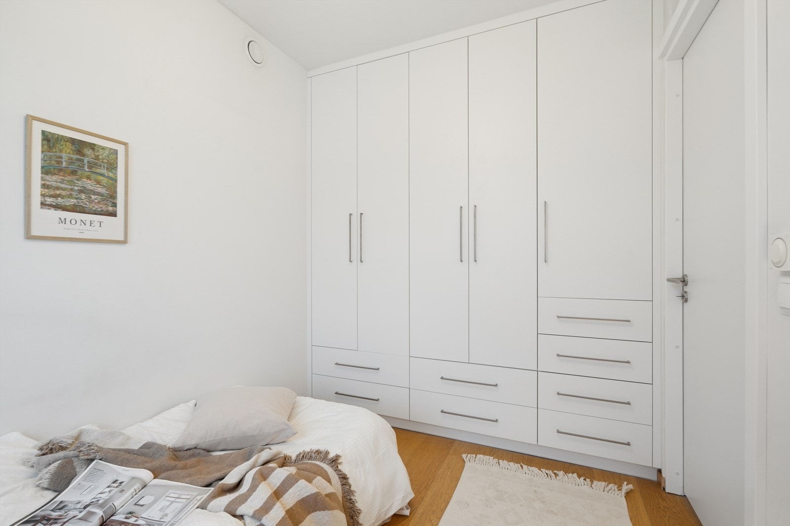 Det er også godt med lagringsplass i innebygd garderobeskap. Galleribilde