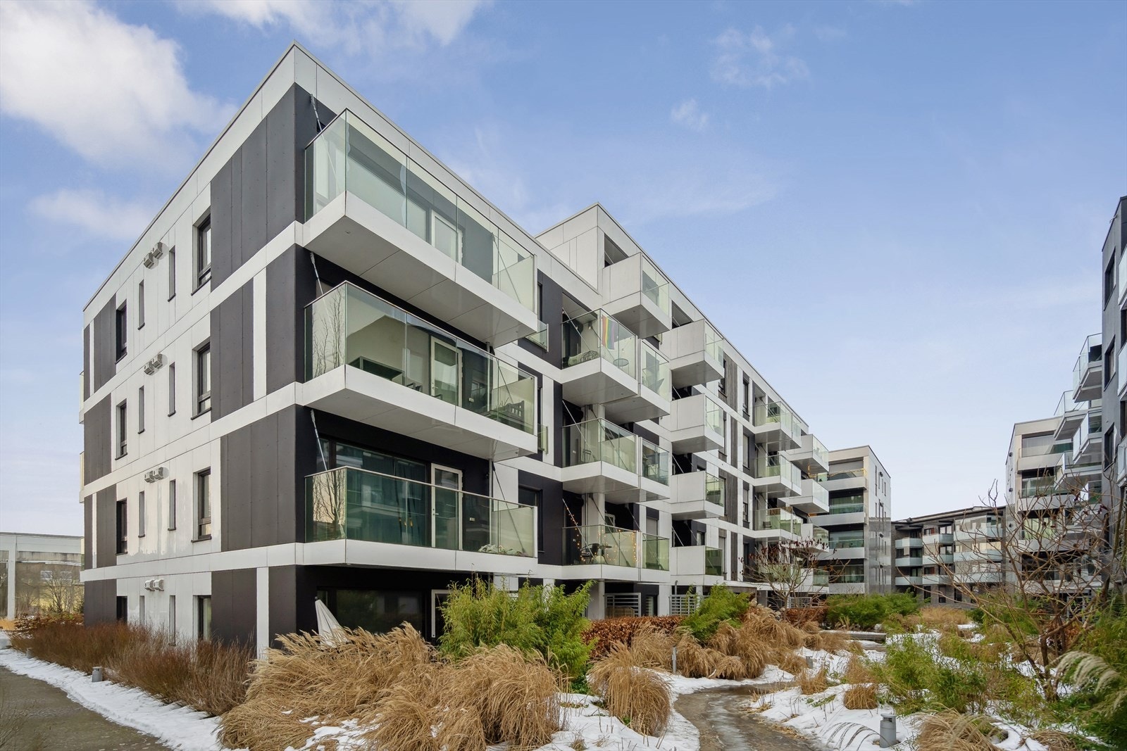 Sameiet Dockside 4 er en moderne og lekker boligblokk fra 2017. Leiligheten ligger i 4. etasje. Galleribilde