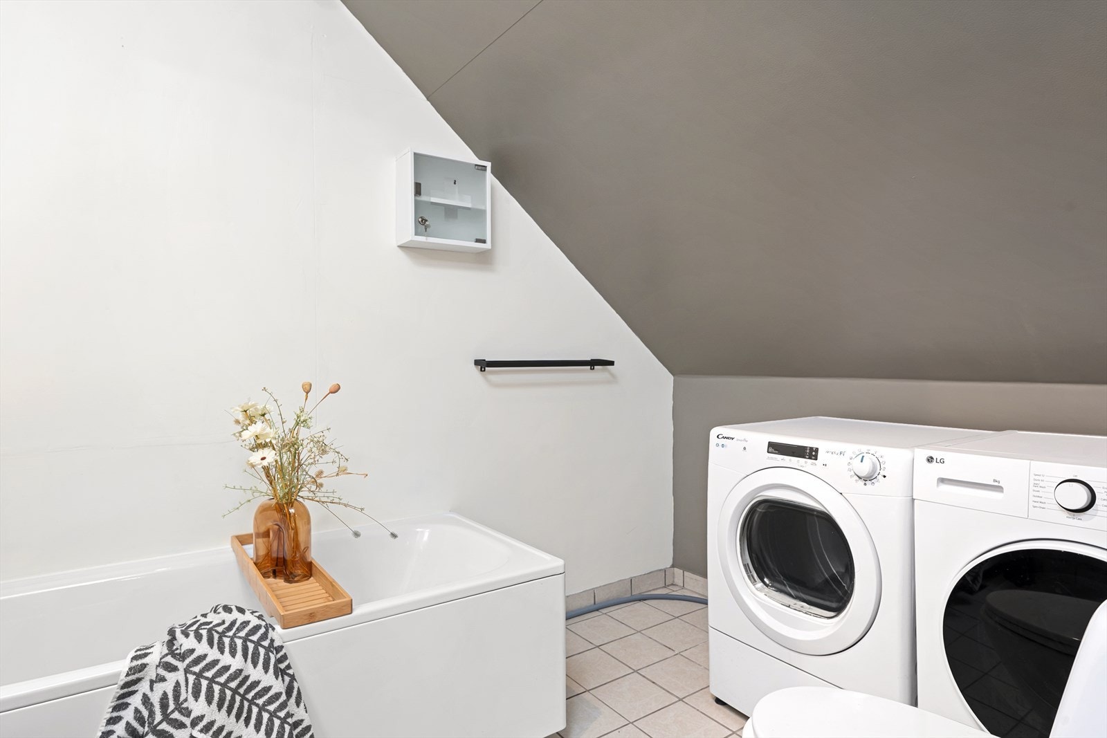 Badet har plass til både vaskemaskin og tørketrommel. Galleribilde