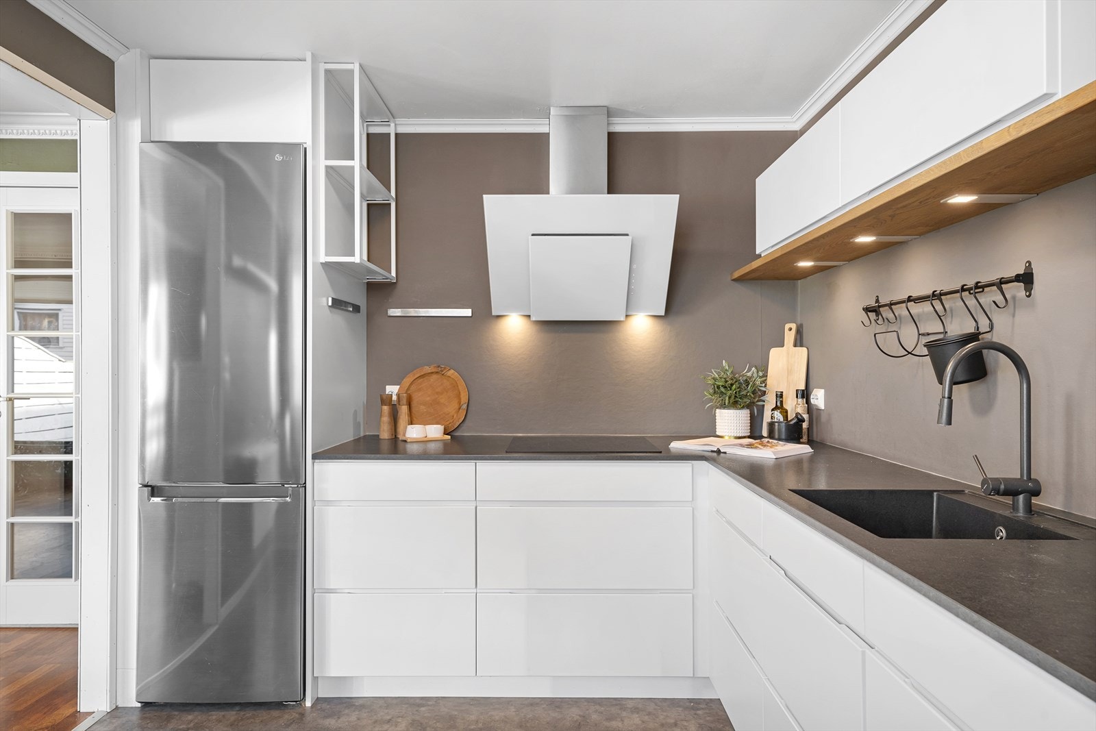 Rikelig med skap- og benkeplass, samt integrert komfyr, platetopp og oppvaskmaskin. Galleribilde