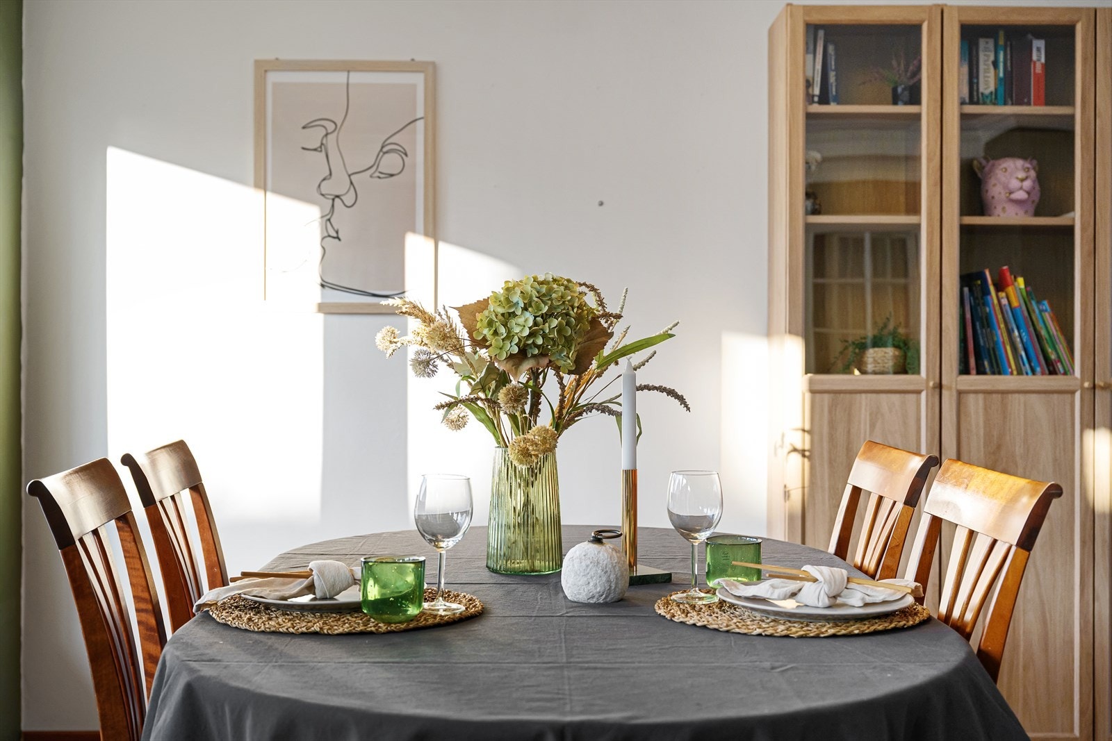 I stuen er det god plass til spisebord - Sosialt samlingspunkt! Galleribilde