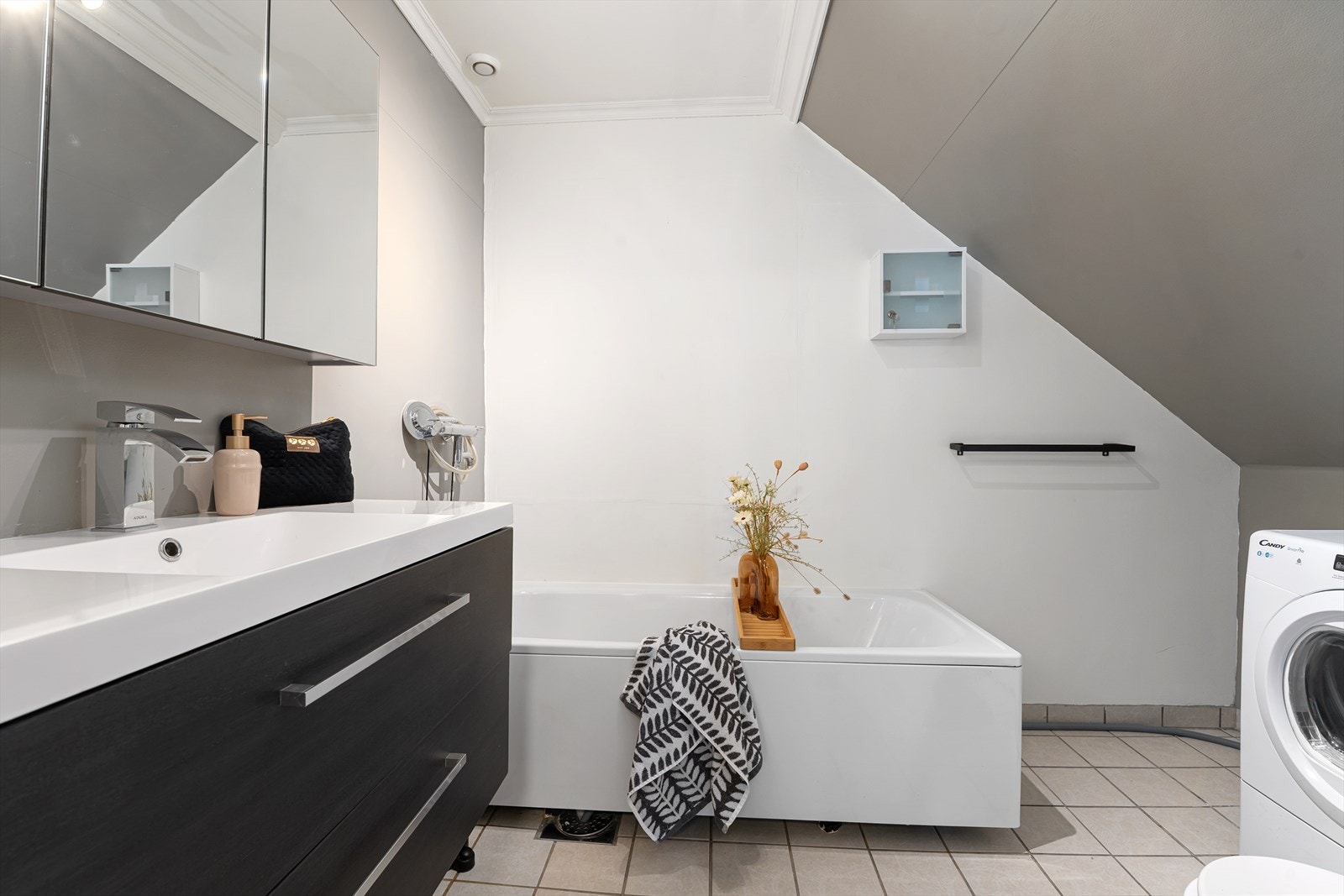 Bad i andre etasje med nedfelt vask i skuffeseksjon, speilskap over vask, badekar og toalett. Galleribilde