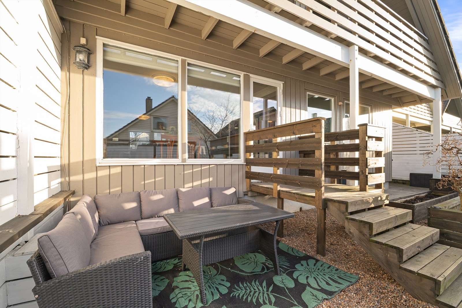 Skjermet og hyggelig uteplass med terrasse og hage. Galleribilde