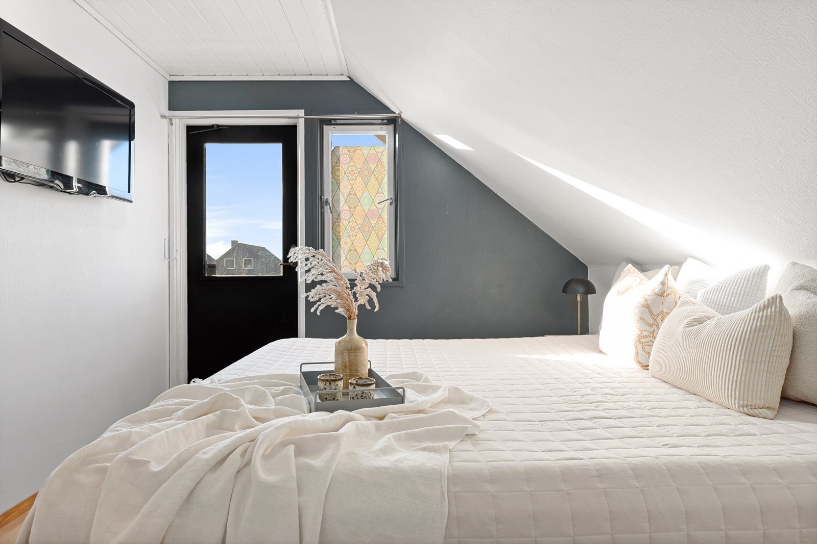 Hovedsoverom med utgang til egen balkong. Galleribilde