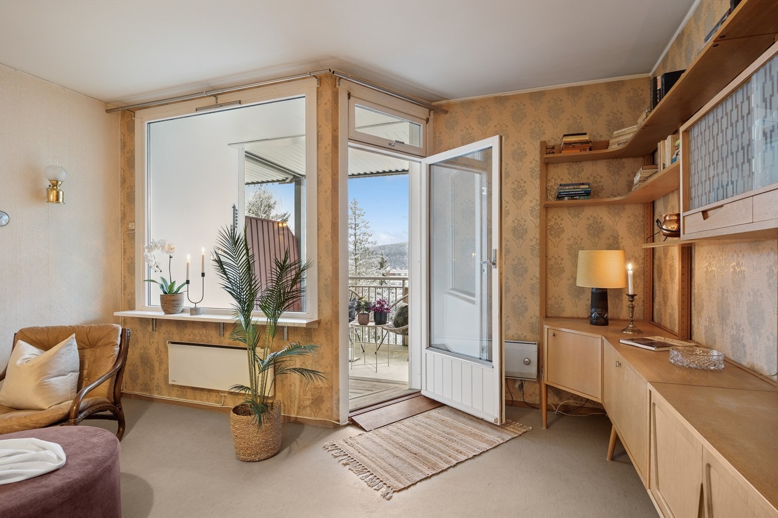 De store vindusflatene slipper inn rikelig med naturlig lys gjennom dagen og rammer inn den vakre utsikten utenfor, noe som skaper en lun og koselig stemning året rundt. Galleribilde