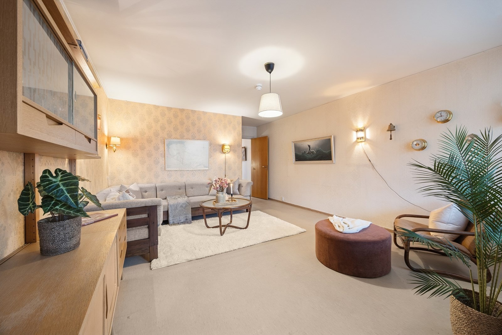 Stuen har også god plass til et spisebord, noe som gjør rommet både praktisk og sosialt. Galleribilde