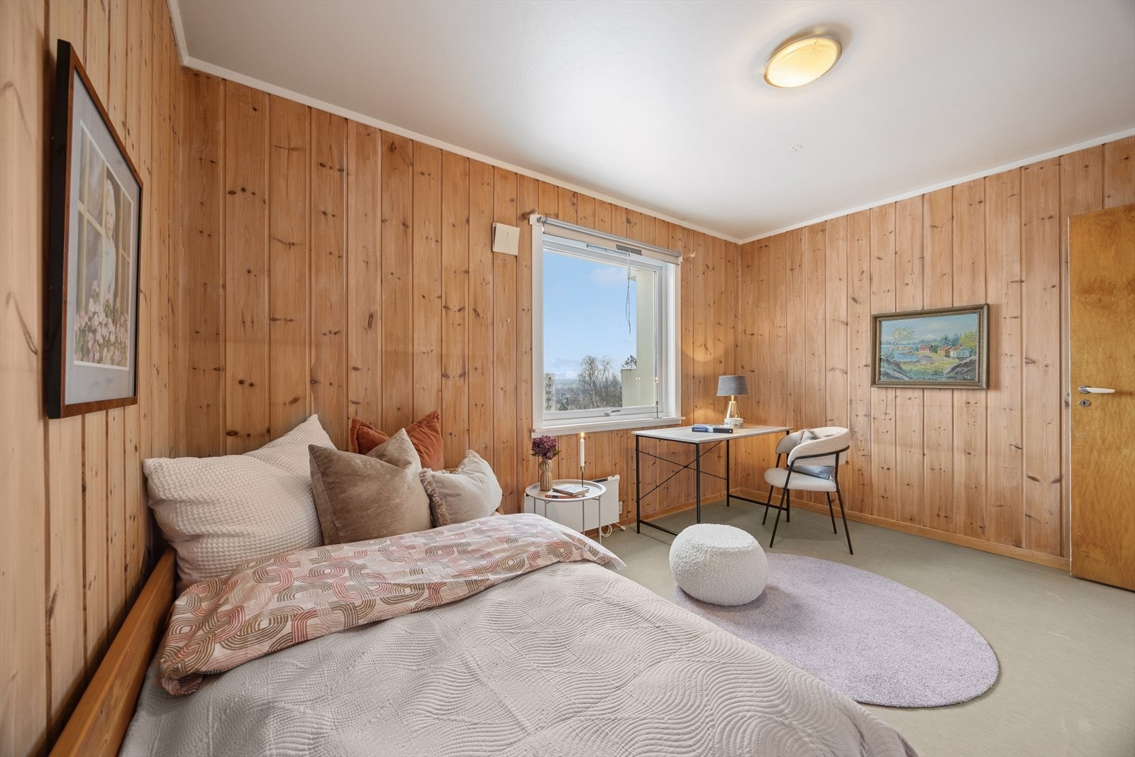 Stort soverom av god størrelse, hvor det er rikelig plass til seng, garderobe og ønsket møblering. Galleribilde