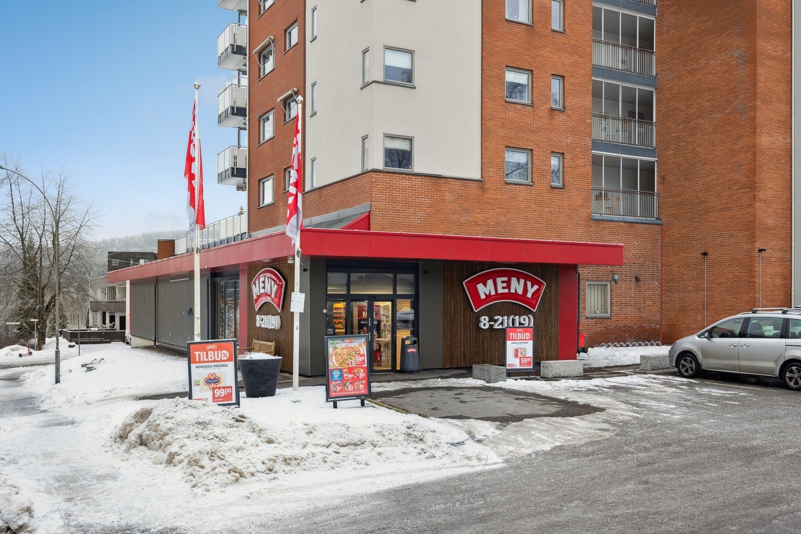 I nærområdet ligger dagligvarebutikkene Meny og Kiwi på Kringsjå, samt en søndagsåpen butikk i Carl Kjelsens vei, kun fem minutters gange unna. Galleribilde