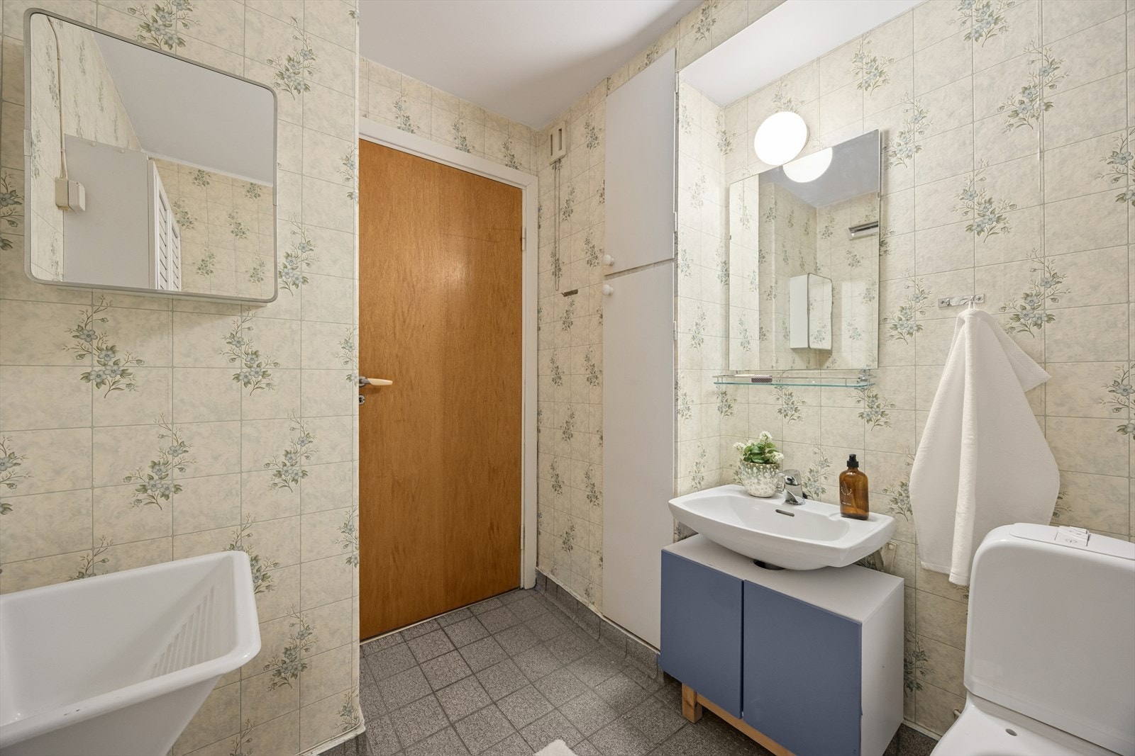 Badet er fra byggeåret og fremstår som et eldre våtrom med behov for totalrenovering for å møte dagens standard og krav. Rommet har våtromstapet på veggene, malte flater i taket og flislagt gulv. Innredningen består av servant, toalett og badekar. Galleribilde