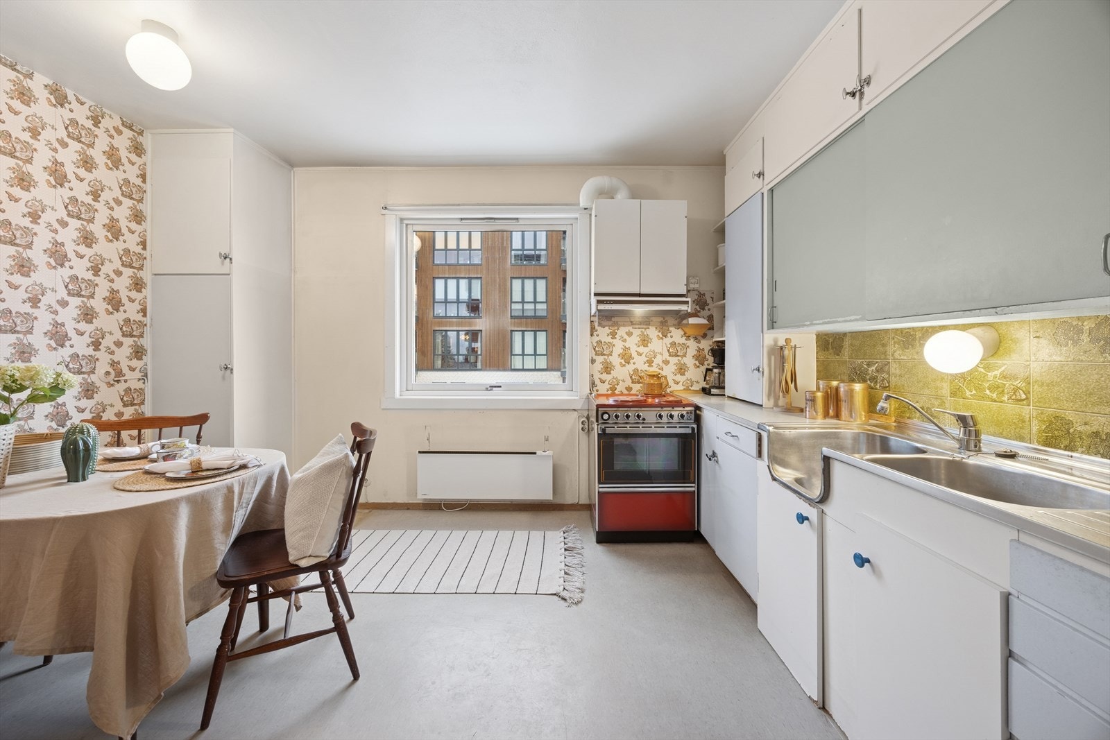 Innredningen består av glatte fronter og en benkeplate i laminat, begge med tydelig bruksslitasje. Galleribilde