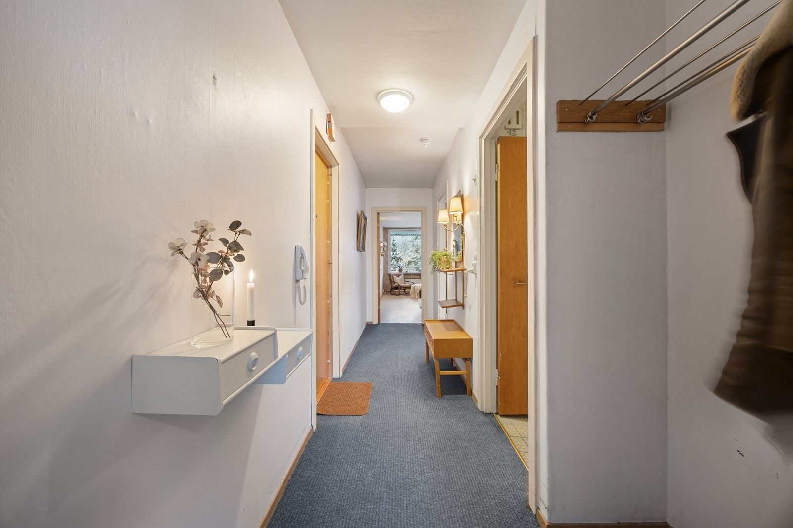 Du ønskes velkommen inn i en romslig og lys entré, med god plass til å henge fra seg yttertøy og sette fra seg sko. Her finner du også dørtelefon, som gir trygg og praktisk tilgangskontroll til bygget. Galleribilde