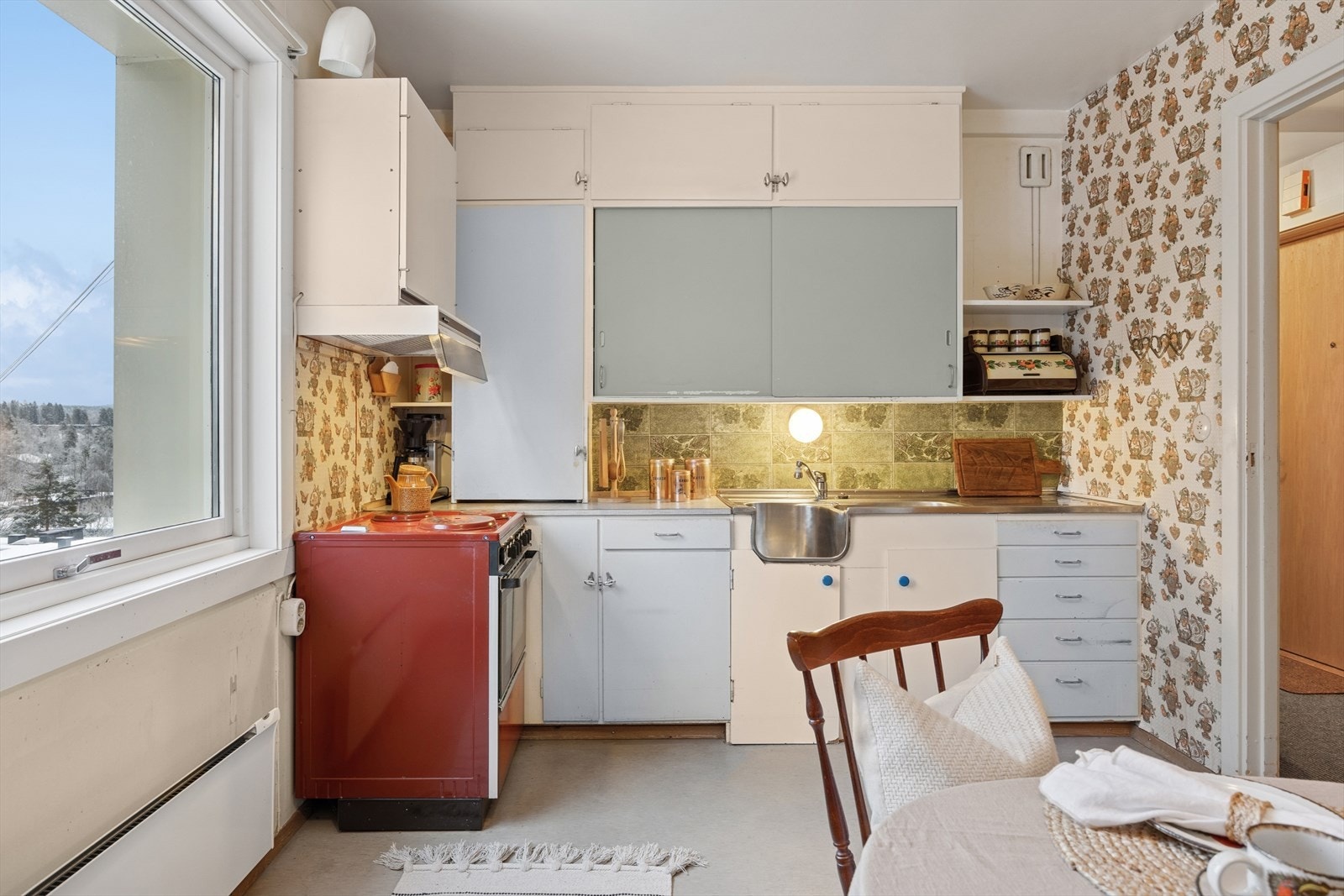 Kjøkkenventilatoren er av eldre type med kullfilter og har redusert effekt. Dette er også et punkt som bør planlegges oppgradert i forbindelse med modernisering. Galleribilde