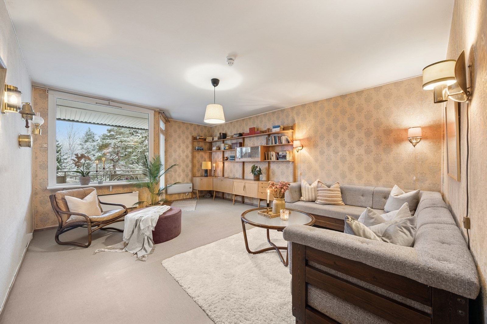 Stuen er romslig og tilbyr god plass til en komfortabel sofagruppe og øvrig møblering. Galleribilde