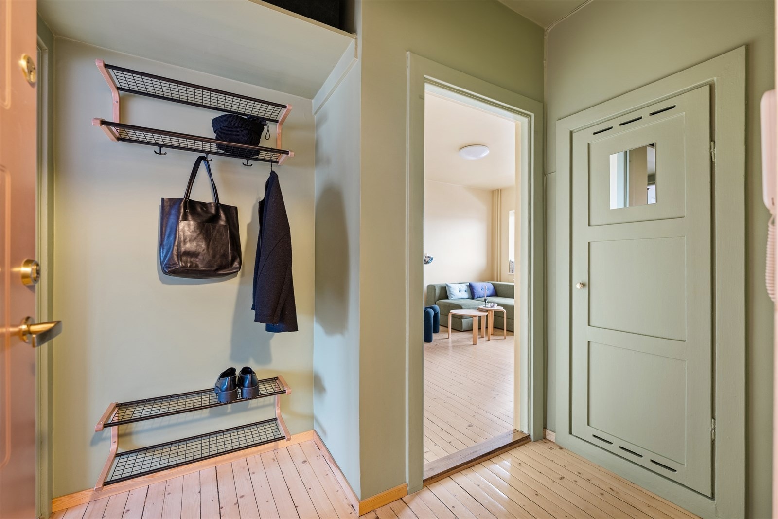 Innbydende og lys entrè med direkte inngang til garderobenisje. Her er det gode oppbevaringmuligheter for å henge fra seg sko og yttertøy. Galleribilde