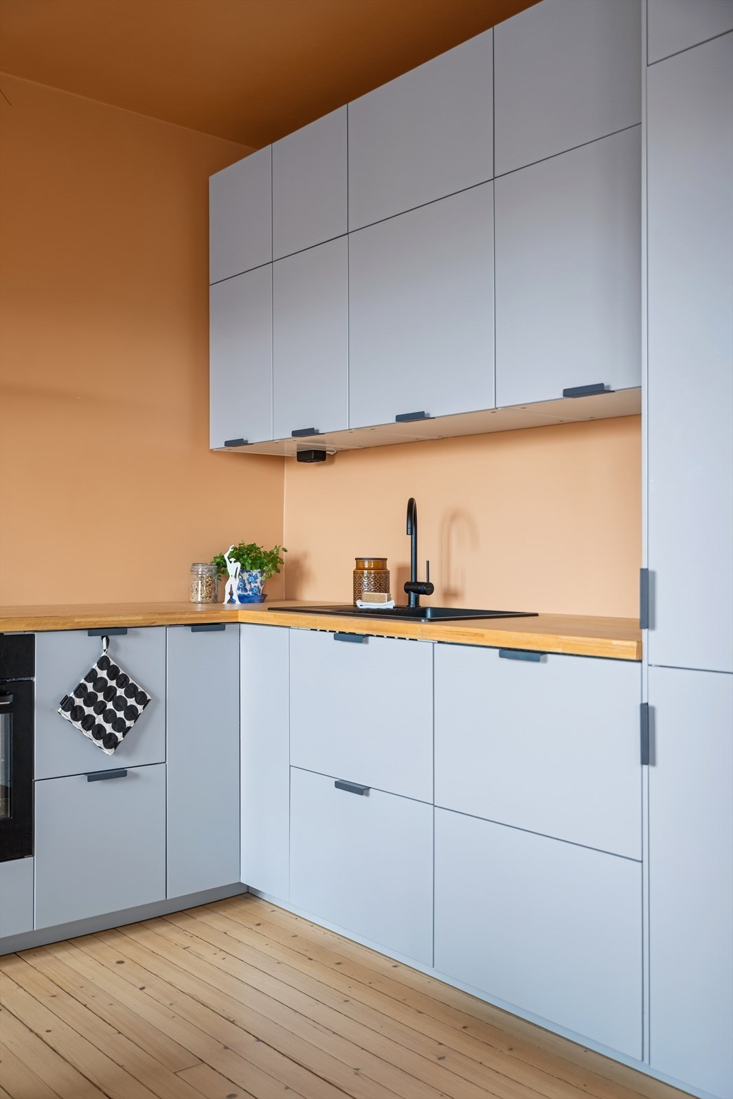 Takhøye overskap gir rikelig med oppbevaringsplass og en helhetlig, elegant finish. Galleribilde