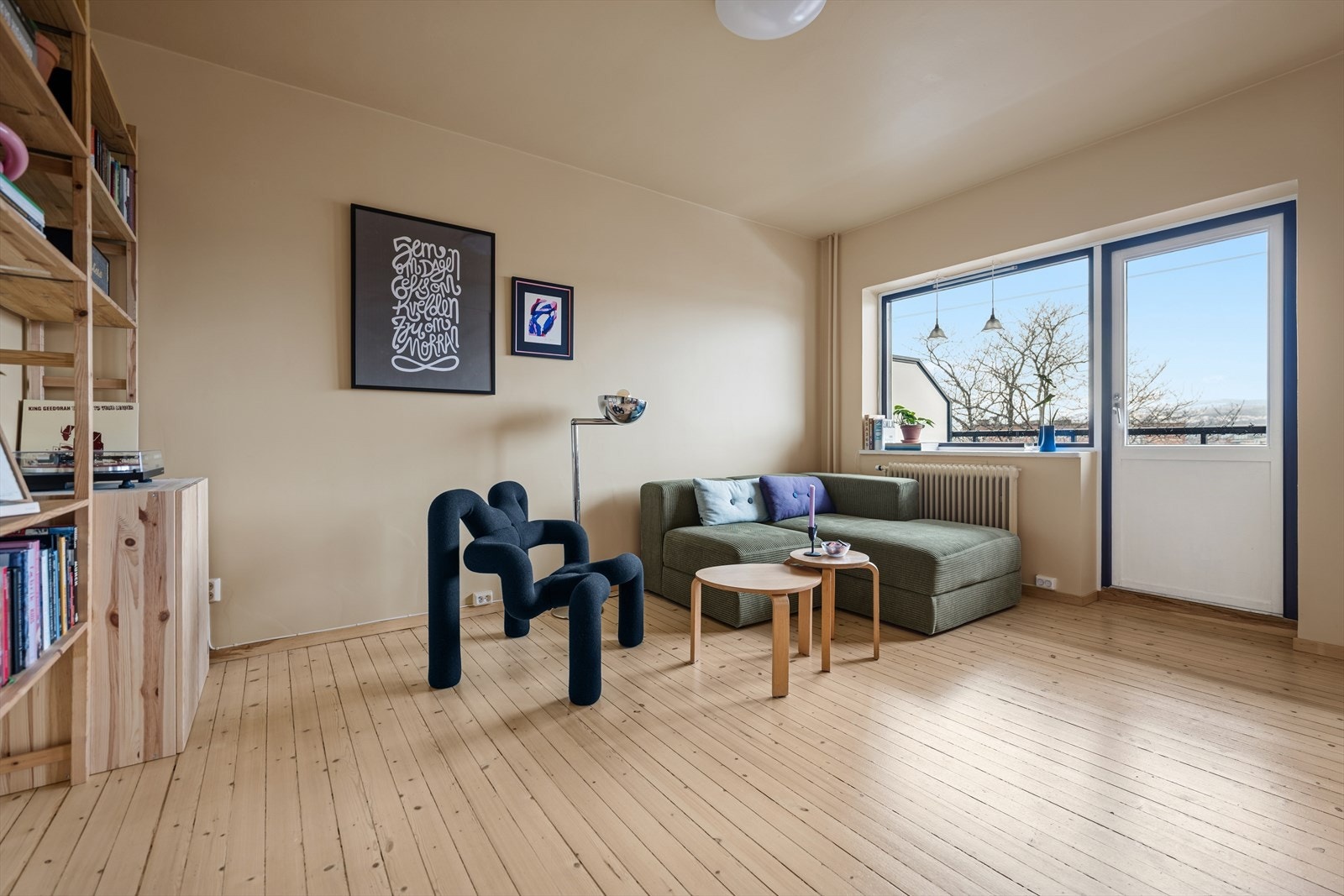 Stuen fremstår som lys og luftig, og danner hjemmets naturlige samlingspunkt. Galleribilde