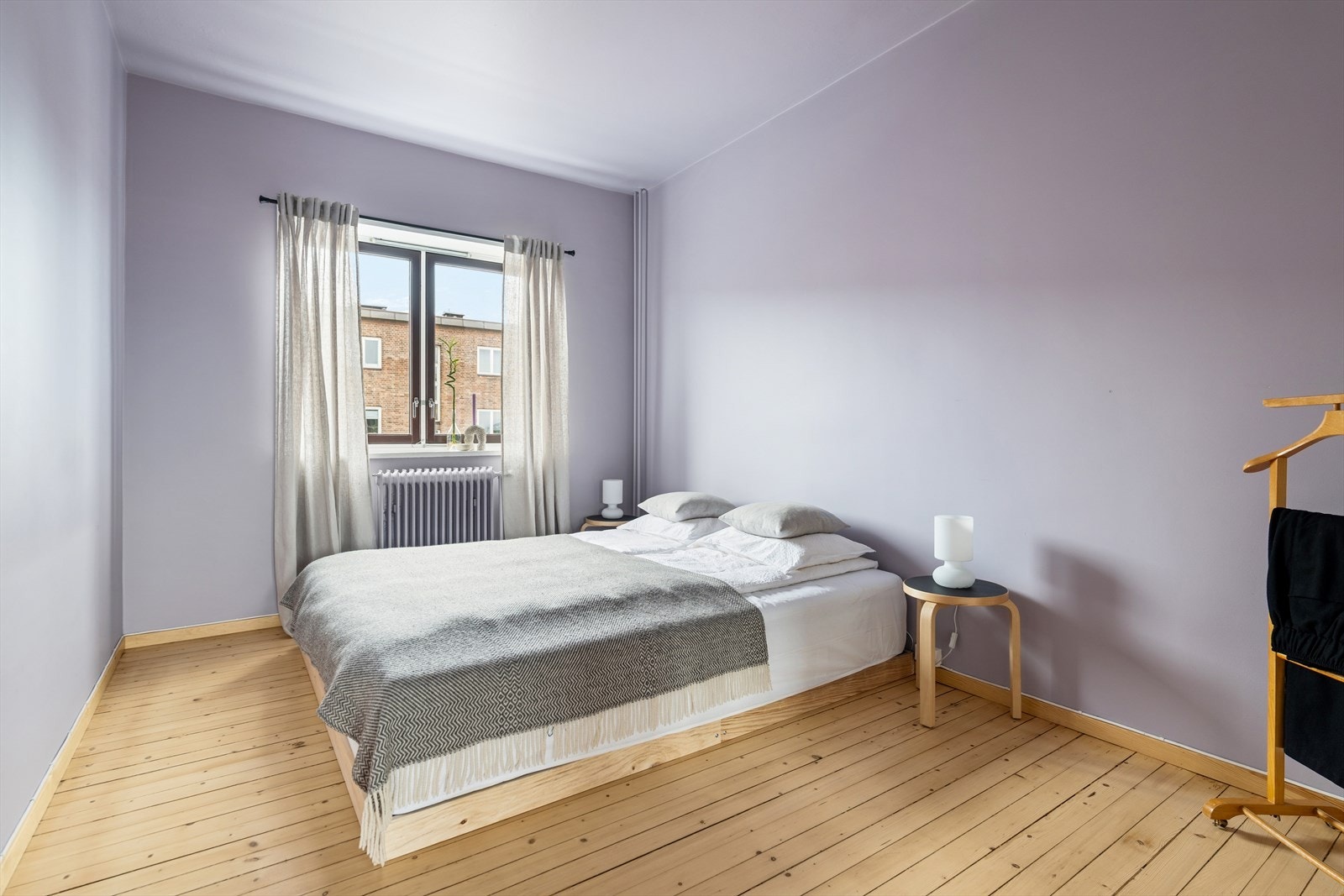 Leiligheten har to flotte soverom, hvor hovedsoverommet utmerker seg med et stort vindu som slipper inn rikelig med naturlig lys og skaper en behagelig atmosfære. Galleribilde