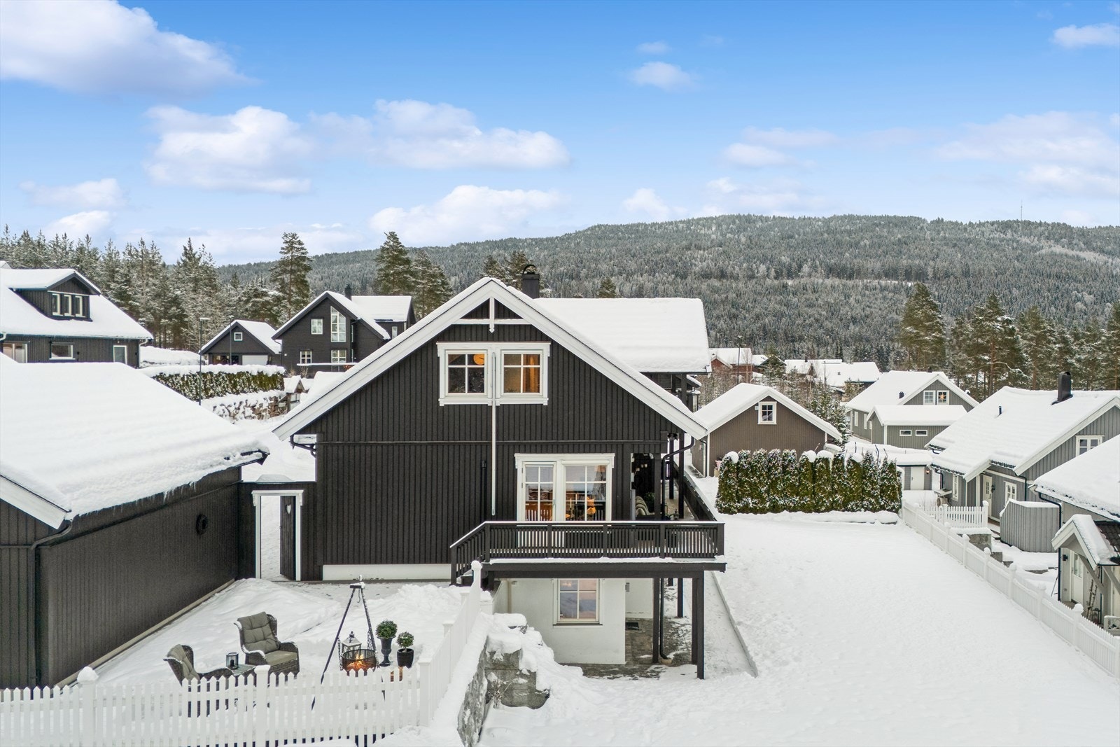 Området er meget barnevennlig og nabolaget består stort sett av barnefamilier. Veien til barne- og ungdomsskolen er trygg, gangvei uten biltrafikk. Gangavstand til toget Galleribilde