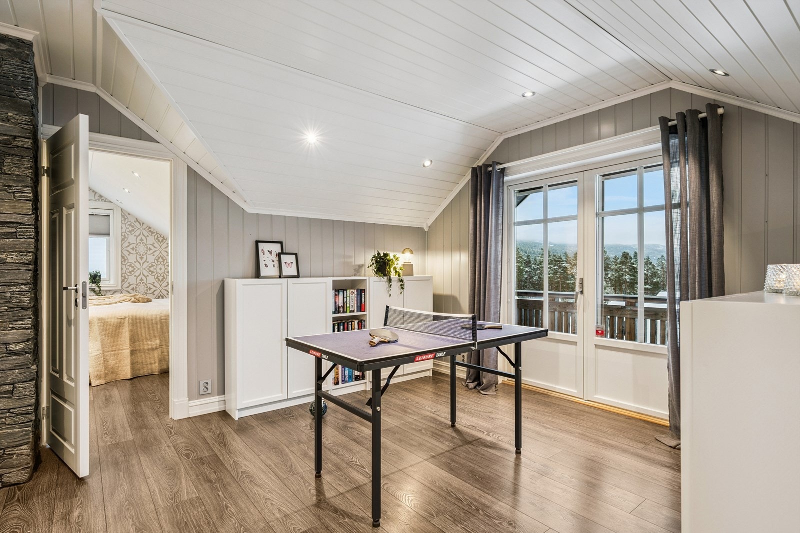 Fra loftstuen er det utgang til en sørvendt balkong på 3 m² Galleribilde