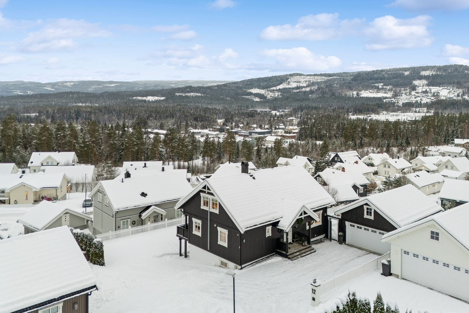 Eiendommen ligger skjermet til innerst i blindvei. Her bor du i et rolig og barnevennlig område med naturen rett utenfor døren Galleribilde