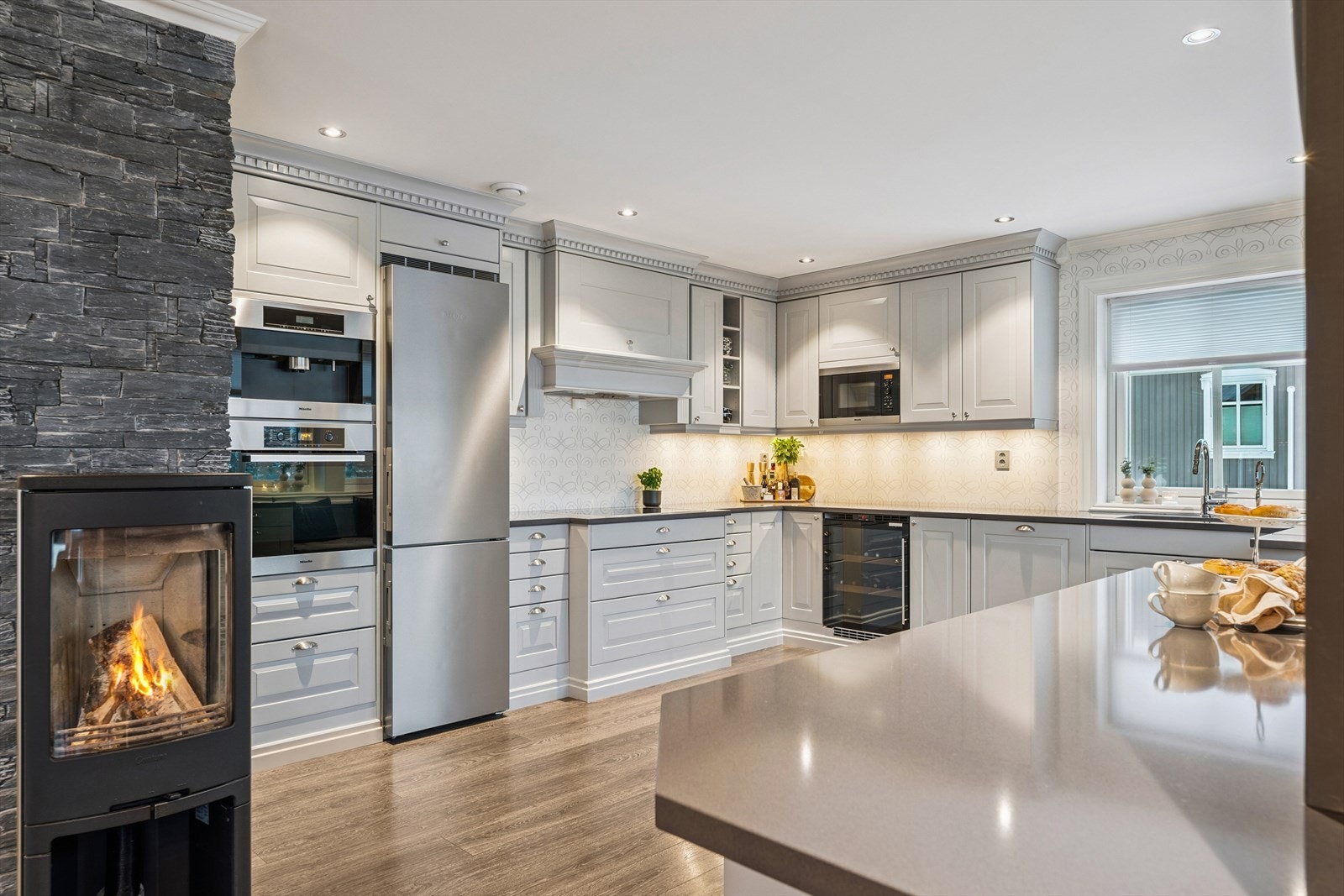 Kjøkkenet har benkeplate i stein, som gir kvalitetsfølelse og enkelt vedlikehold Galleribilde