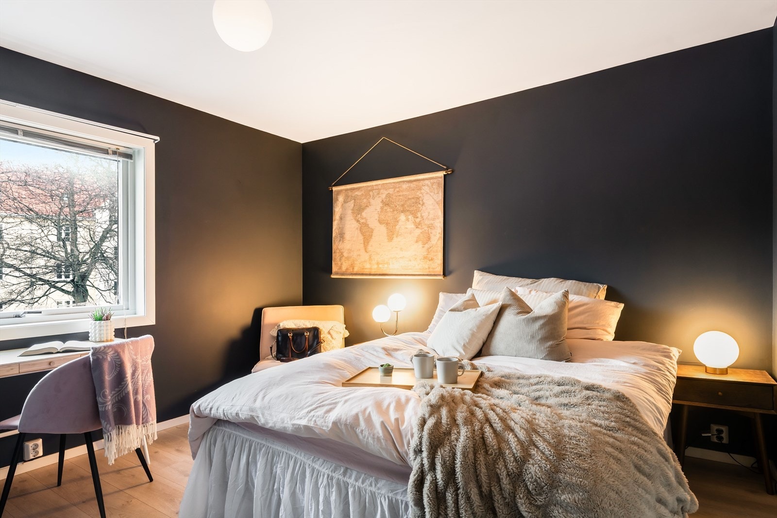 Hovedsoverommet har god plass til romslig seng, garderobeskap og nattbord. Galleribilde