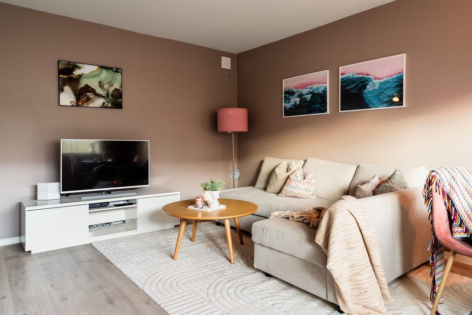 Leiligheten ligger plassert i 2 etasje i en vakker bygård. Galleribilde