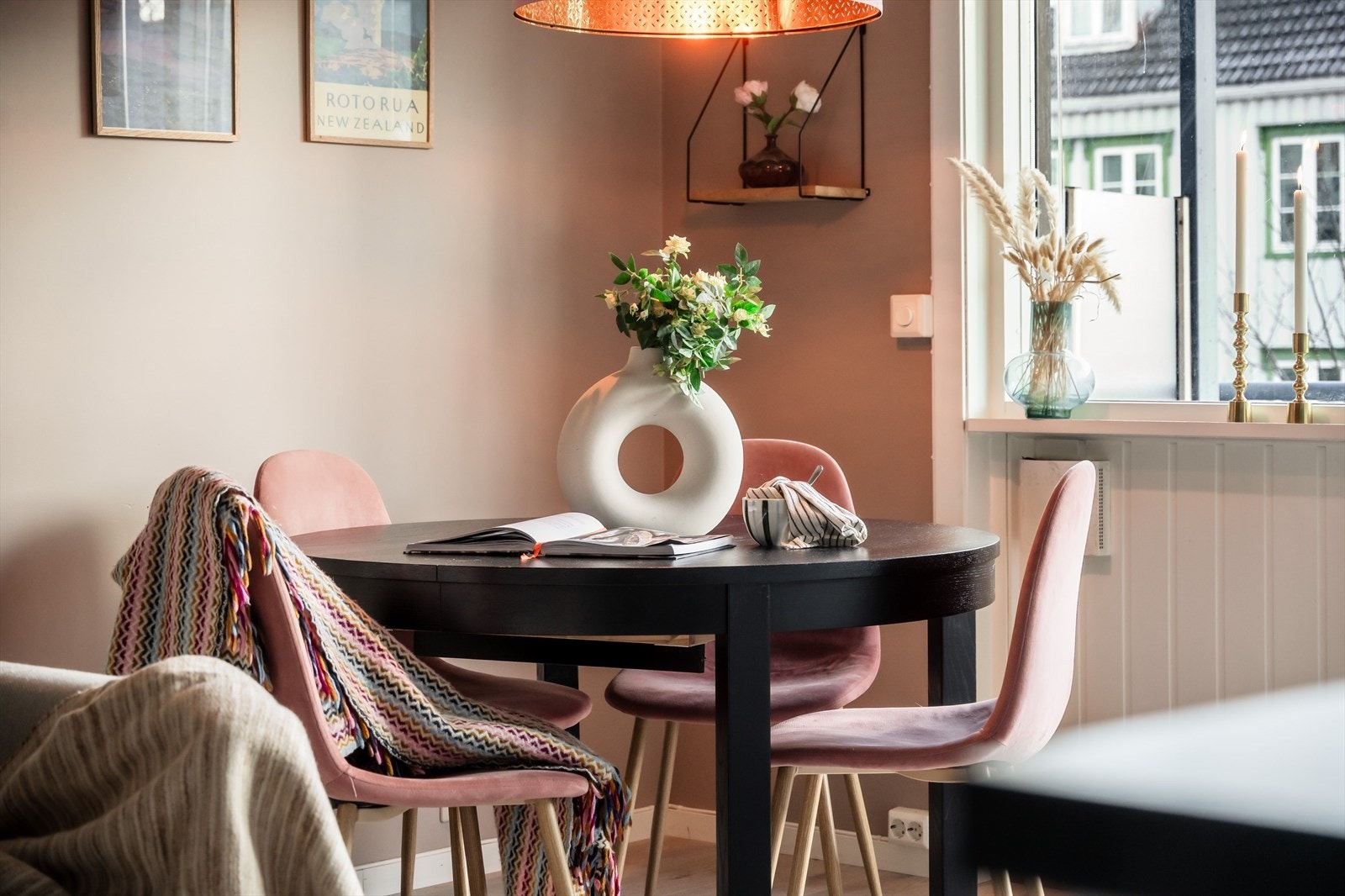 3 boder blir påvist på loft og kjeller og måles/ avrundes hhv til 6 m² på loft og , 4 og 3 m² i kjeller. Galleribilde