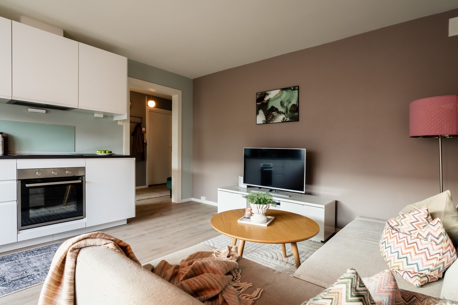 Her har man en åpen stue-/kjøkkenløsning, noe som gir fantastiske muligheter for innredning! Galleribilde