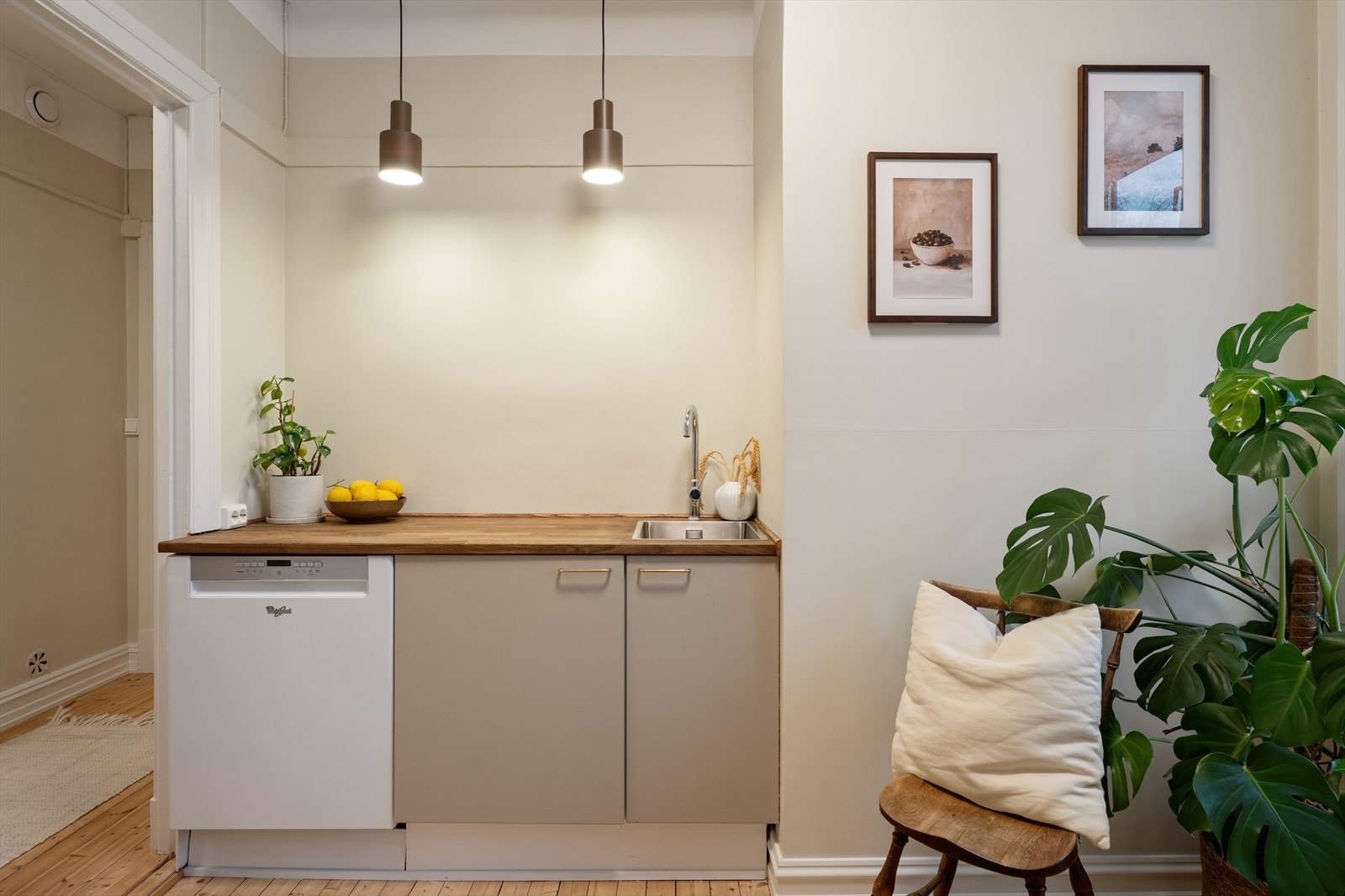 På kjøkkenet er det godt med benke- og skapplass, her er det også mulig å plassere liten spisegruppe i hjørnet. Galleribilde