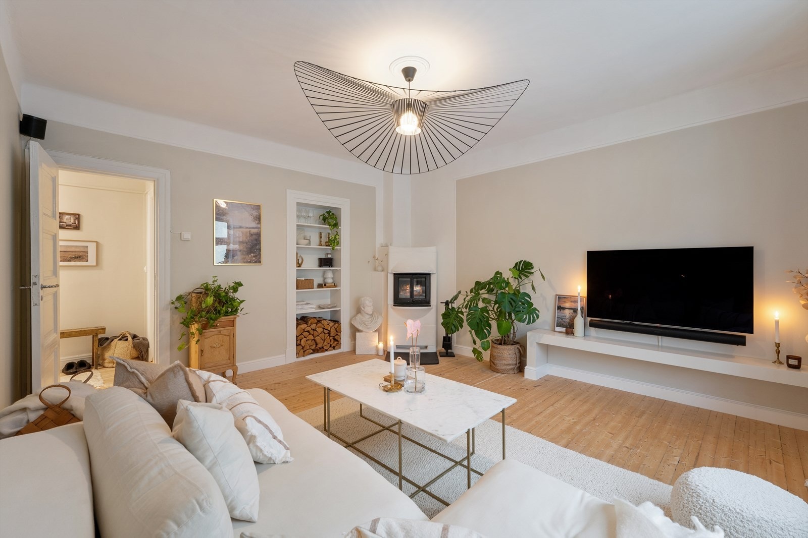 Planløsningen er gjennomtenkt og gjør det enkelt å innrede oppholdsrommet i ulike soner. Galleribilde