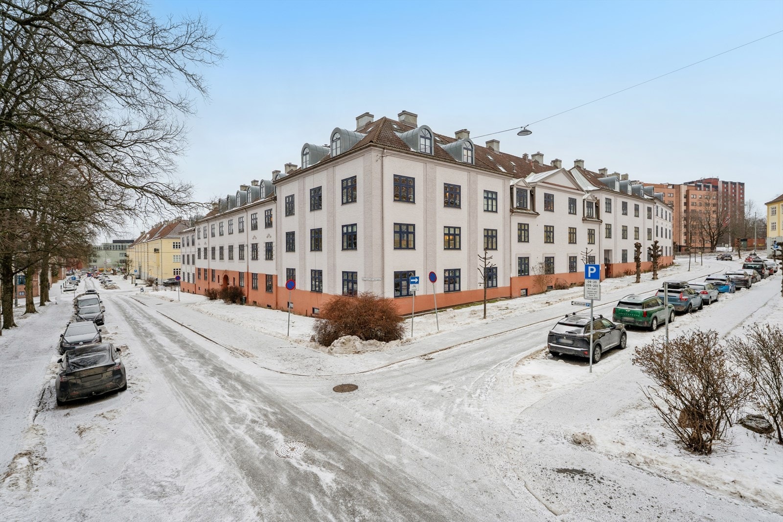 Fra leiligheten er det også kort vei til Sagene og Grünerløkka med sitt mangfold av butikker, kaféer og et yrende uteliv. Galleribilde