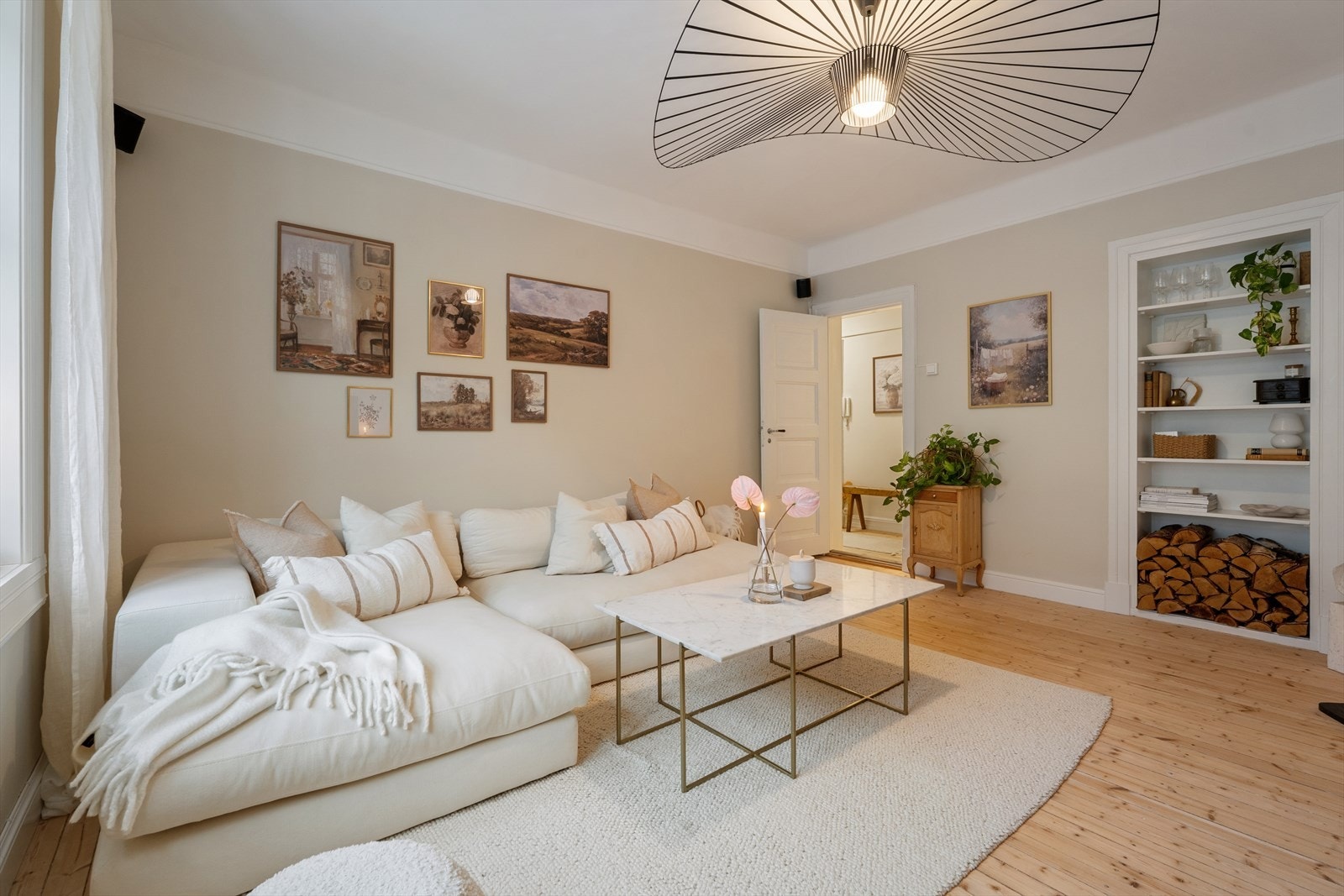 Leiligheten er gjennomgående, har god takhøyde på ca. 2,78 meter og store vindusflater som gir rikelig med naturlig lys. Galleribilde