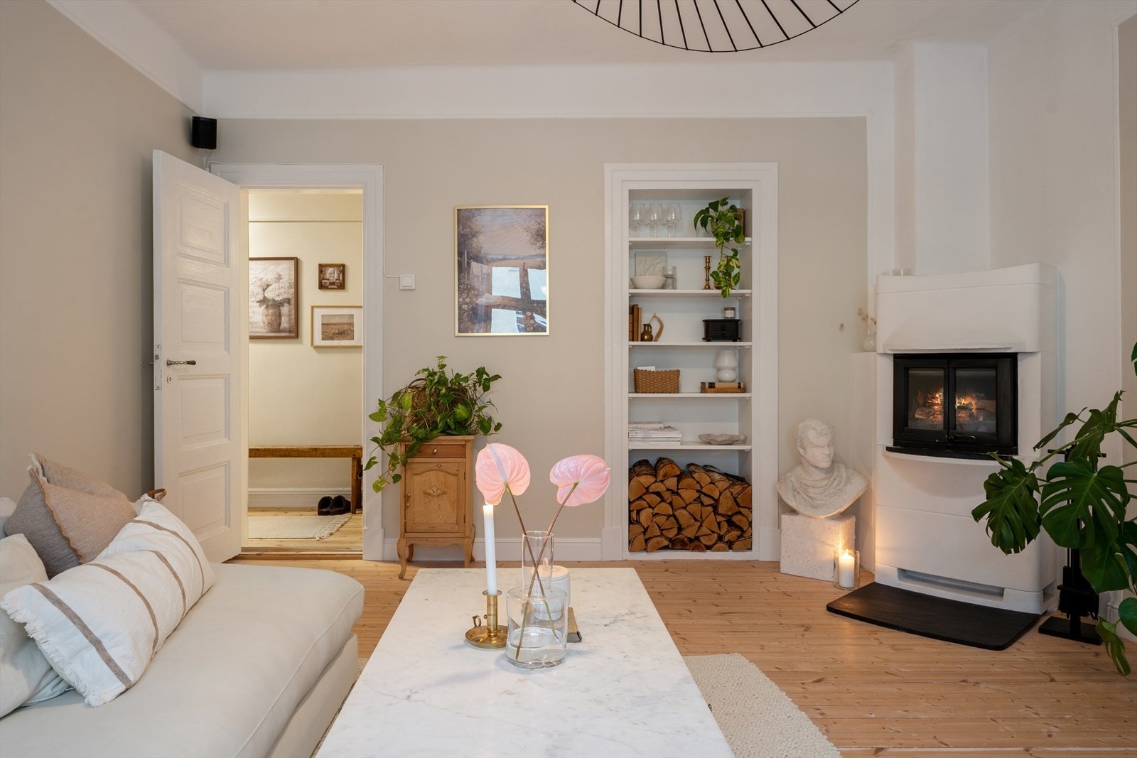 I stuen har du også koselig peis til kalde vinterdager. Galleribilde