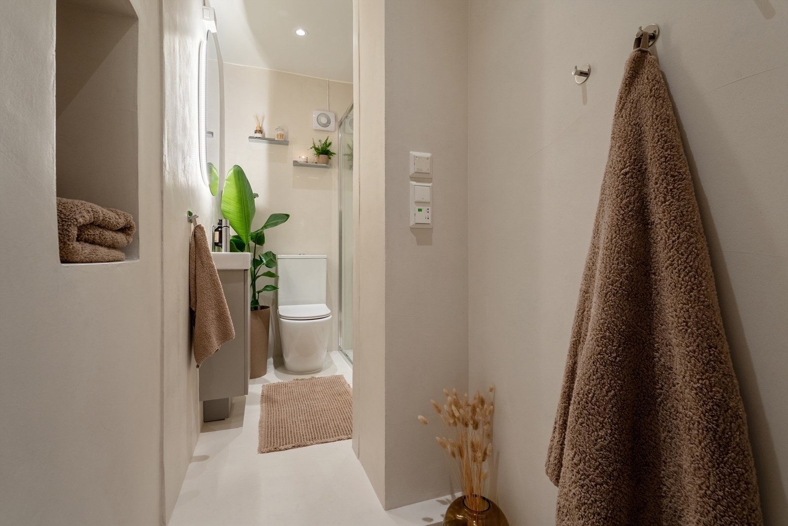 Bad med overflater fra 2026 og ny innredning. Det er lagt mikrosement på veggene, samt varme i gulv. Galleribilde