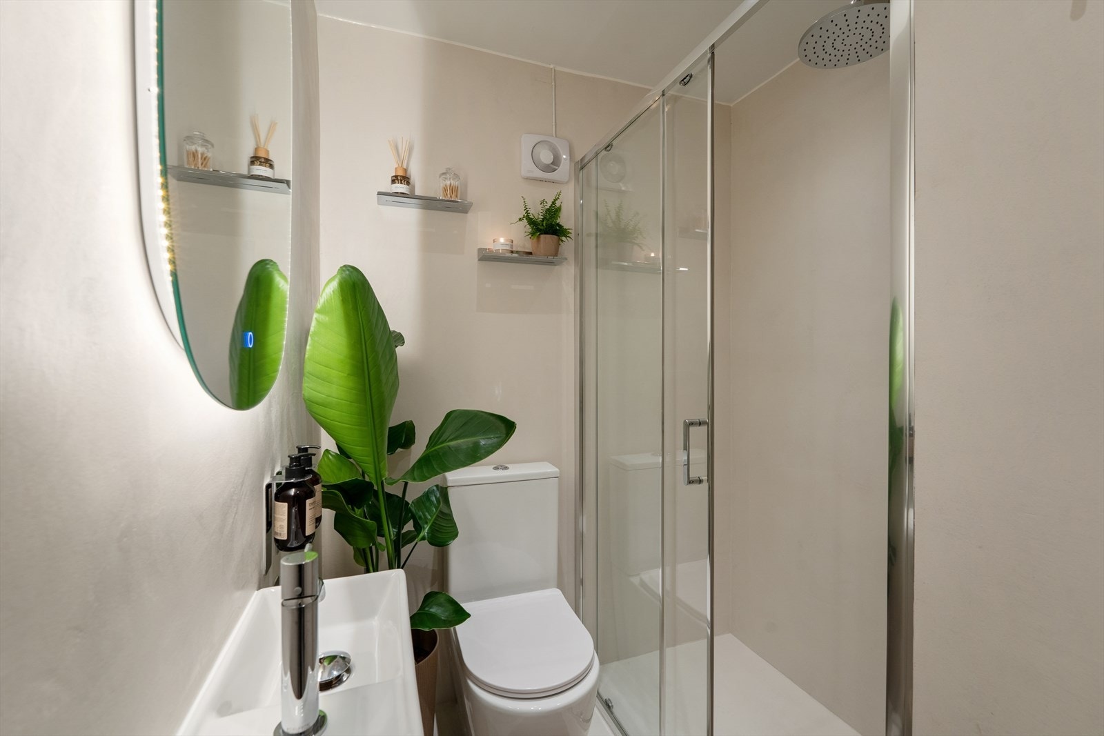 Baderommet er innredet med WC, dusjplass med vegg og servant med ettgreps blandebatteri. Galleribilde