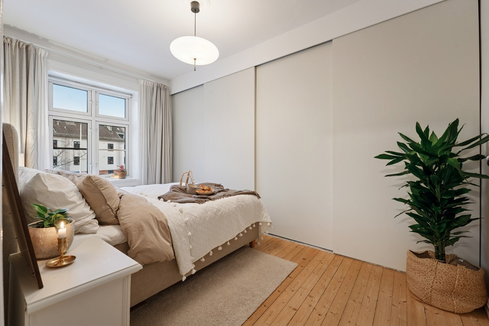 Soverommet har også god lagringsplass i integrert skyvedørsgarderobe Galleribilde