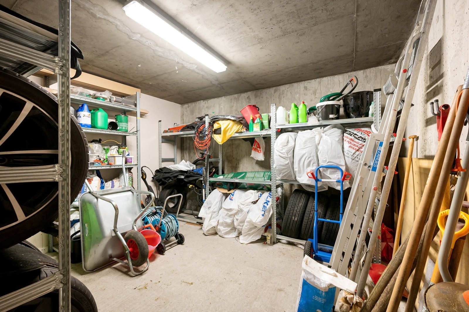 Felles bod med egen plass til oppbevaring av bildekk Galleribilde