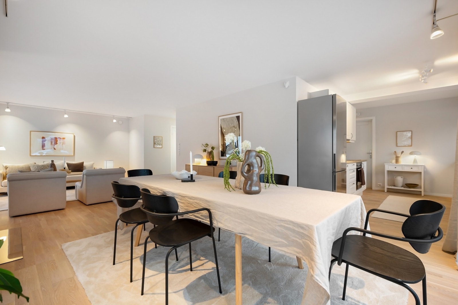 God plass til å nyte hyggelige middager med familie og venner. Galleribilde