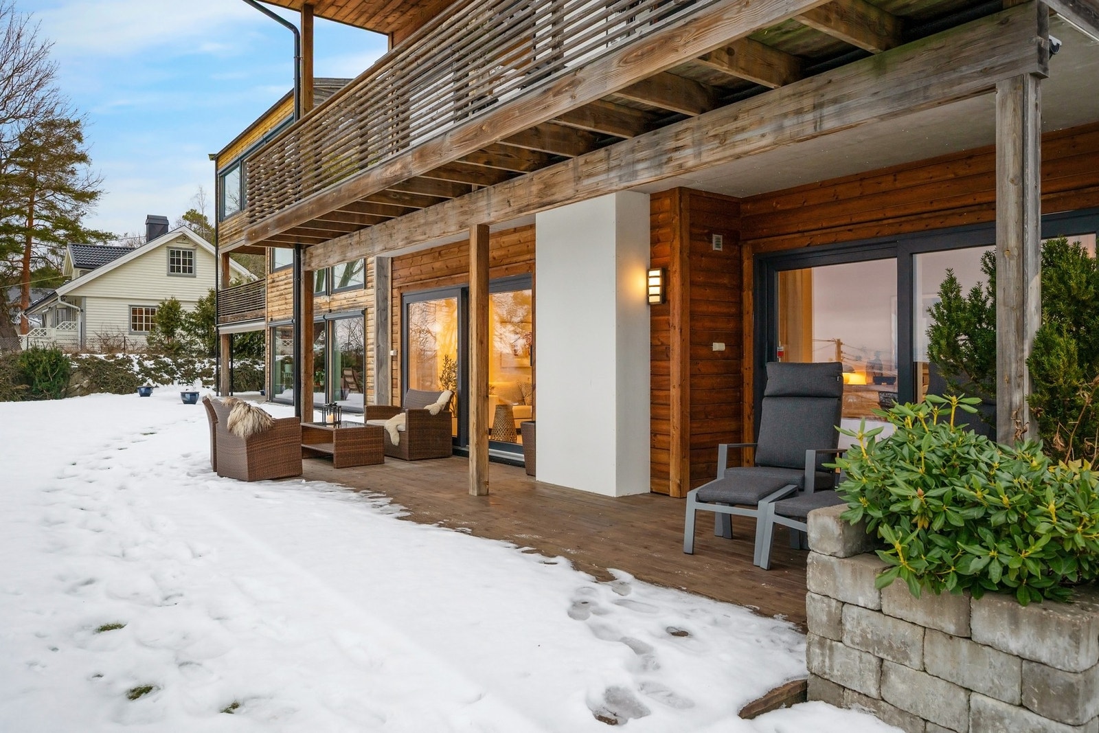 Syd- og vestvendt terrasse på ca. 34 m² med fjordutsikt. Galleribilde