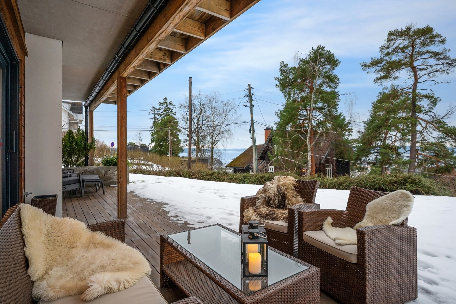 Syd- og vestvendt terrasse på ca. 34 m² med fjordutsikt. Galleribilde