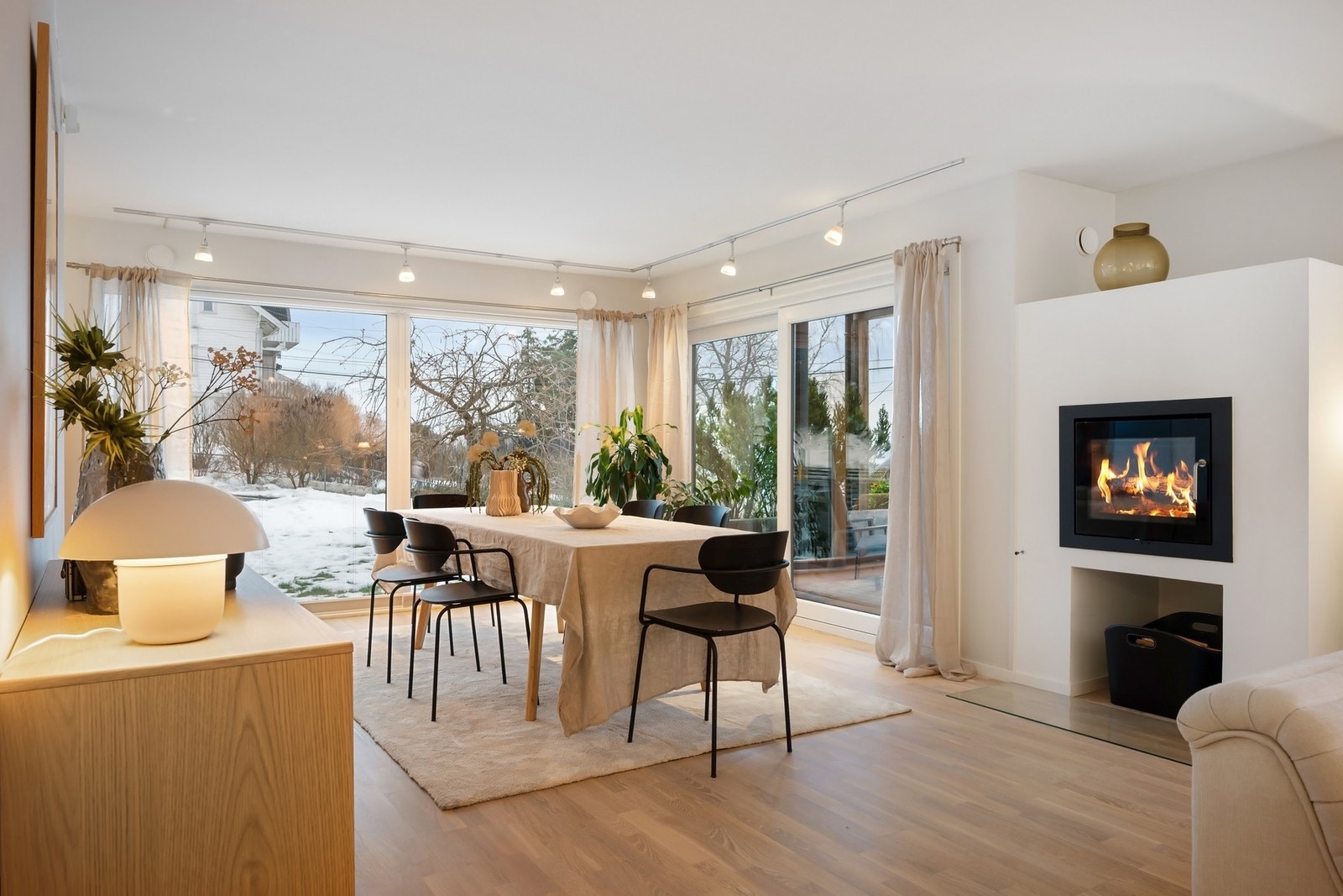 Store vindusflater mot syd- og vest gir innslipp av mye dagslys. Galleribilde