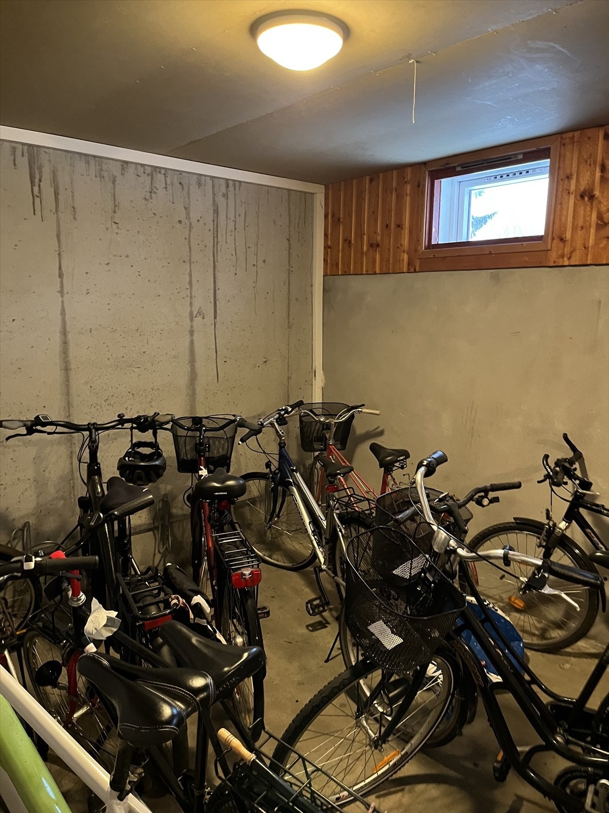 Sykkelbod i underetasjen Galleribilde