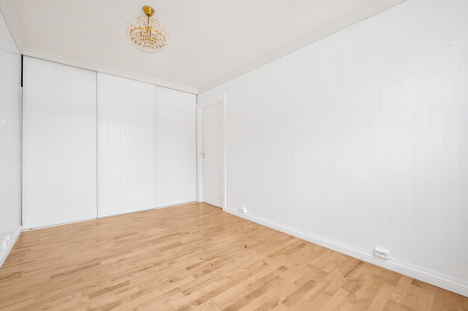 Soverom 3 - inngang rett frem i gang. Skyvedørsgarderobe. Galleribilde