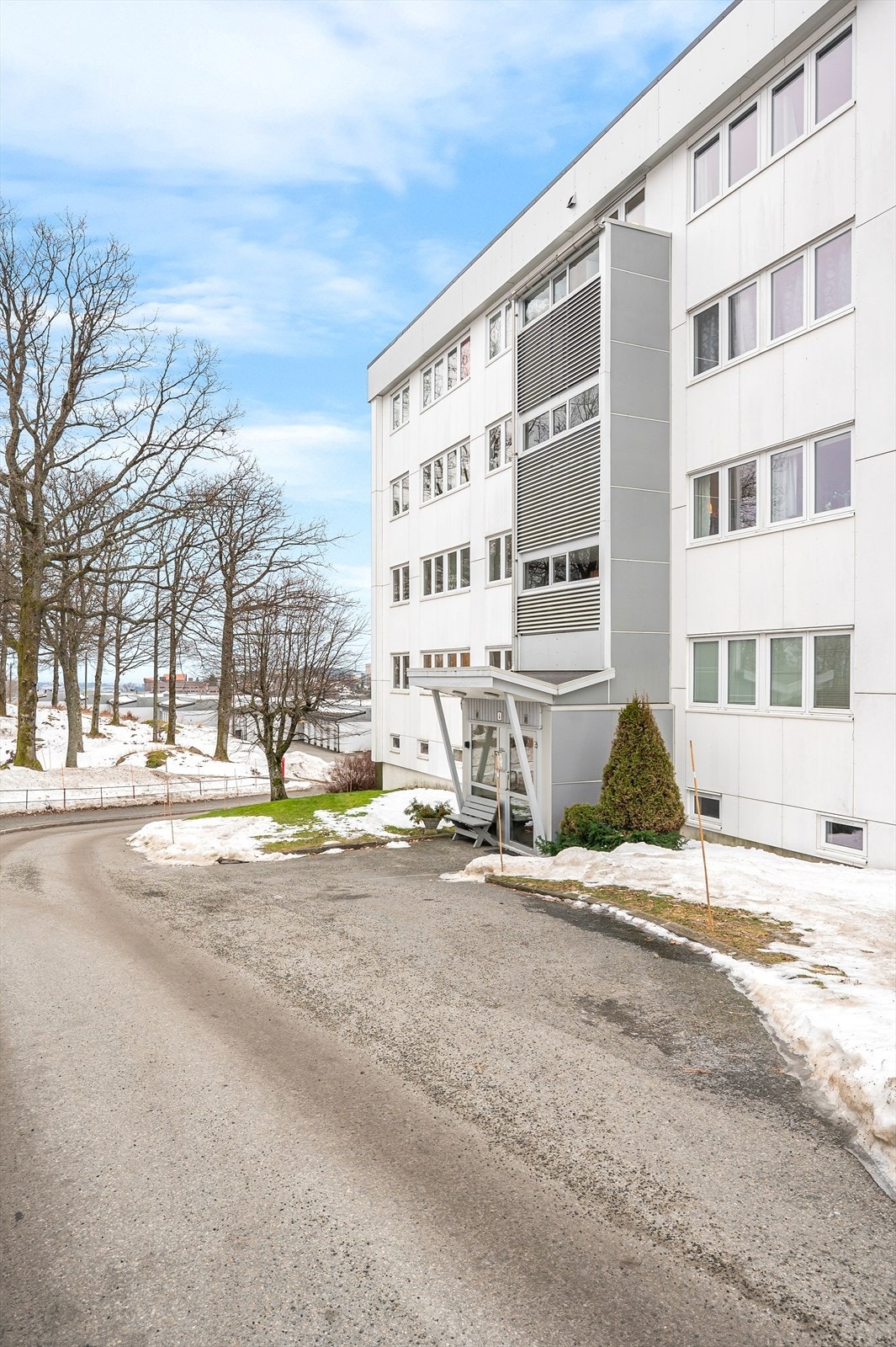 Inngang mellom 1.etasje ig u.etasje, kun en halv etasje opp til leiligheten. Galleribilde