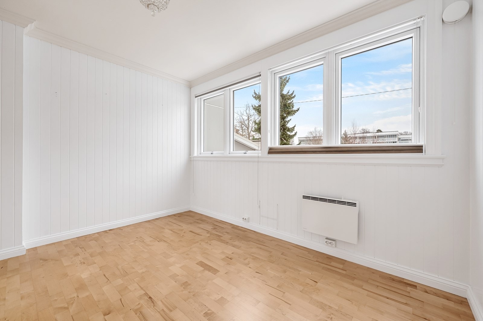 Soverom 1 - inngang fra vindfang. Galleribilde