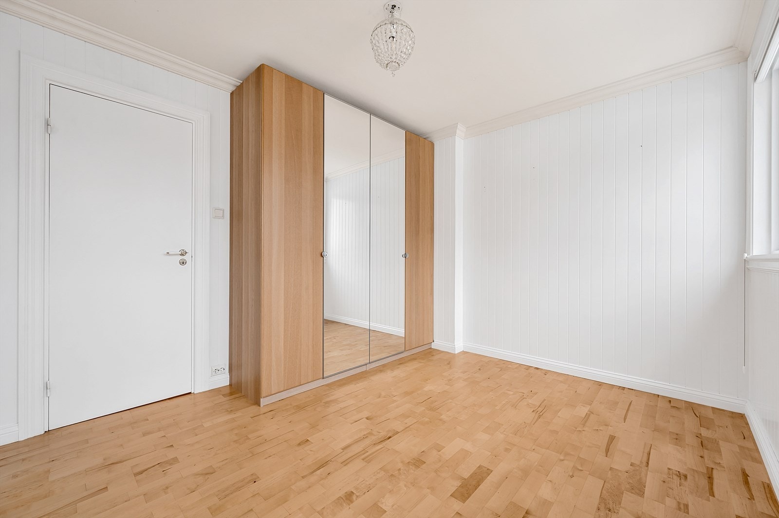 Soverom 1 - inngang fra vindfang. Garderobeskap med speil. Galleribilde